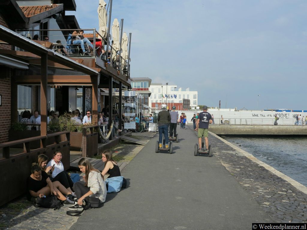 Bij de Taag liggen de Docas. Vroeger waren hier havens maar tegenwoordig kun je er uitgaan in de vele clubs, bars en restaurant die hier zijn. Op de foto zie je de Doca bij station Cais do Sodré in de binnenstad.Tip: Uitgaan in Lissabon.